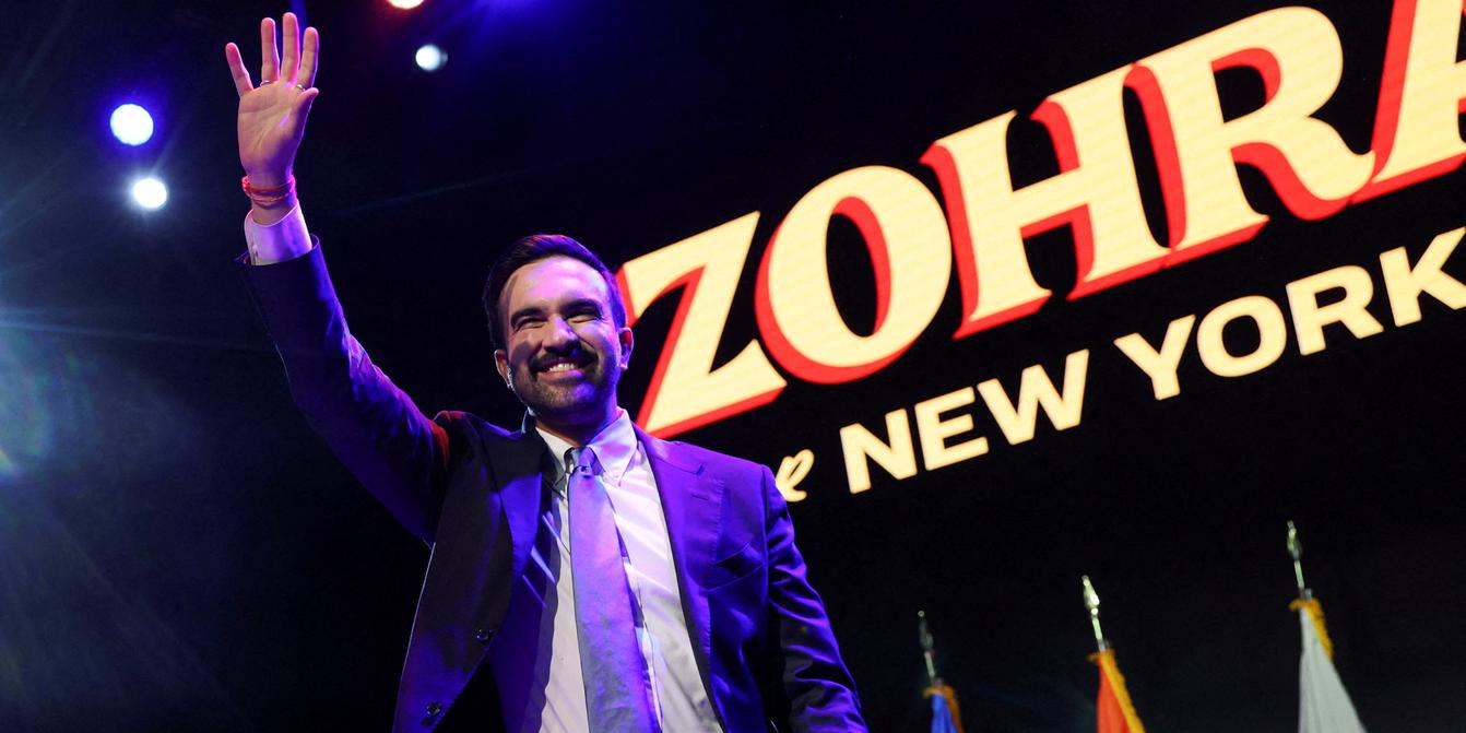 Zohran Mamdani prononçant un discours après son élection
