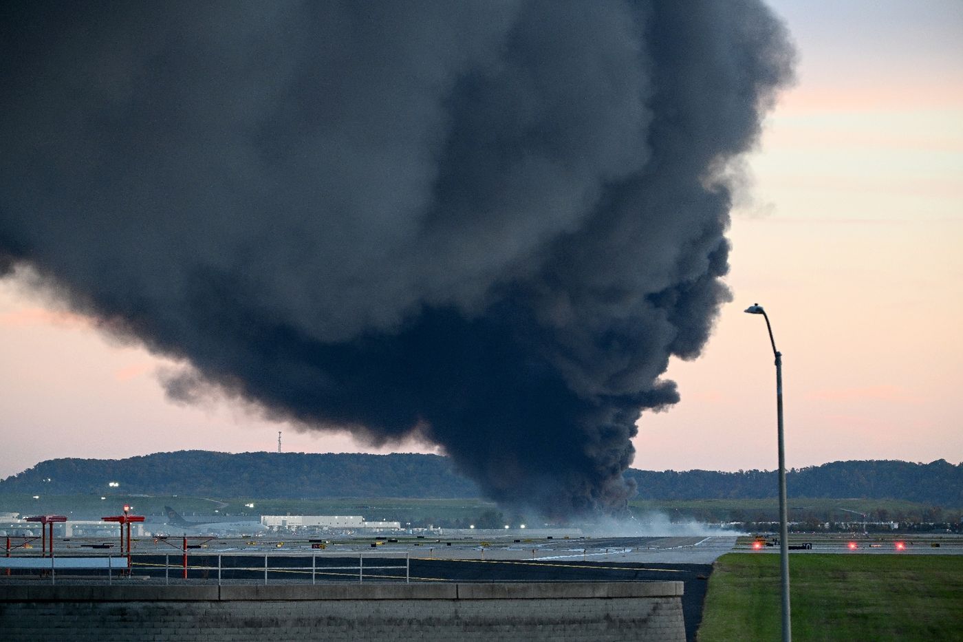 Incendie et fumée après l’écrasement d’un avion-cargo à Louisville