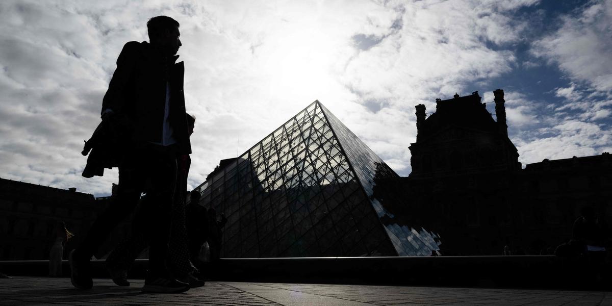 Vue extérieure du Louvre après le cambriolage