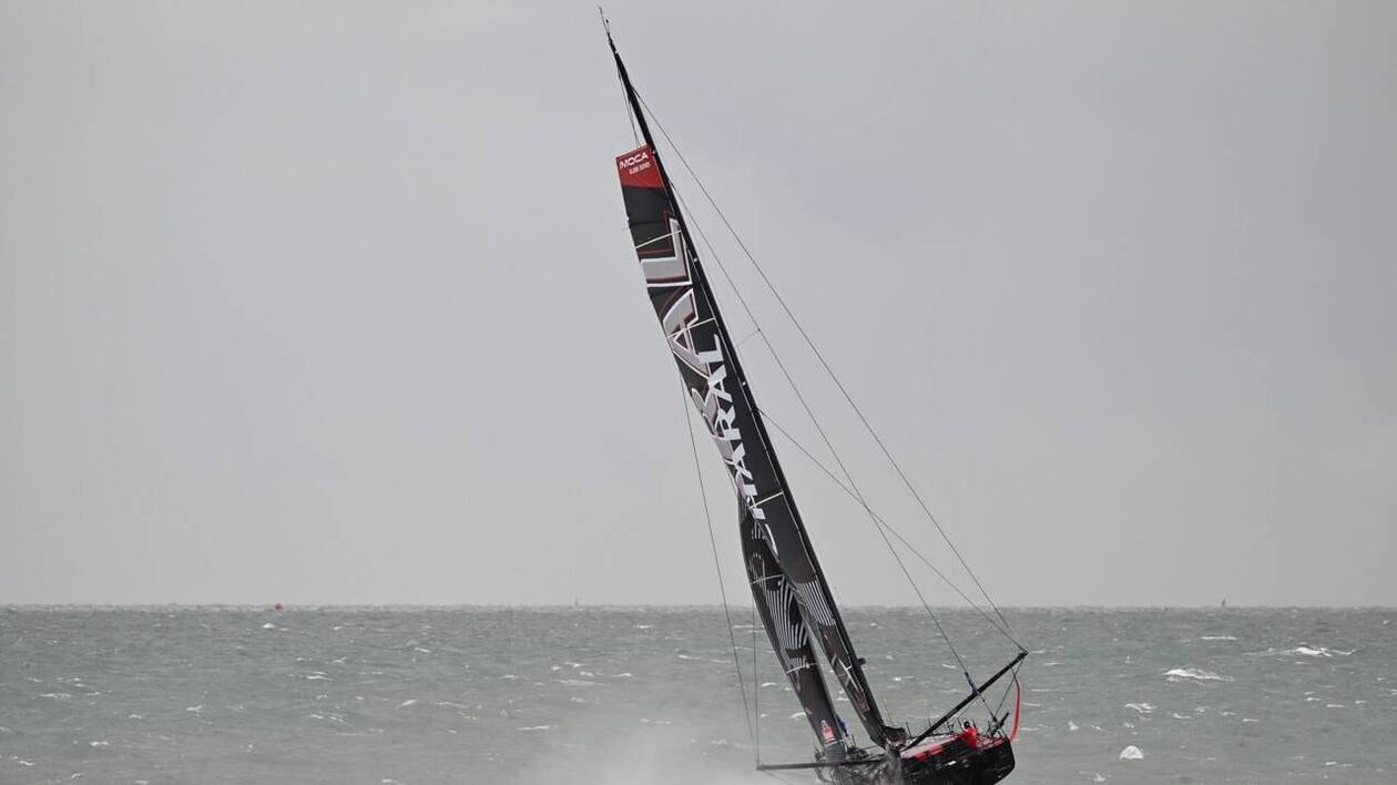 Voilier Imoca Charal Beyou et Lagravière en course