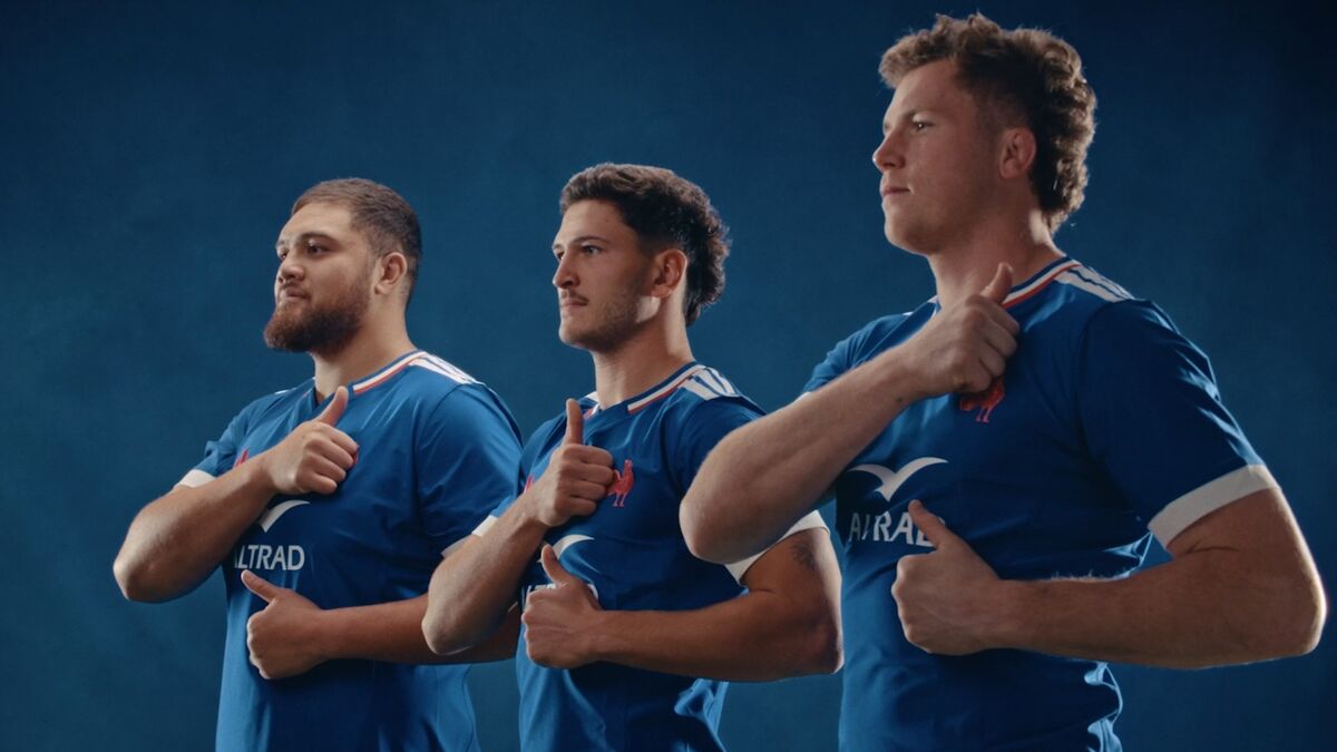 Bleus interprétant la Marseillaise en langue des signes à Marcoussis