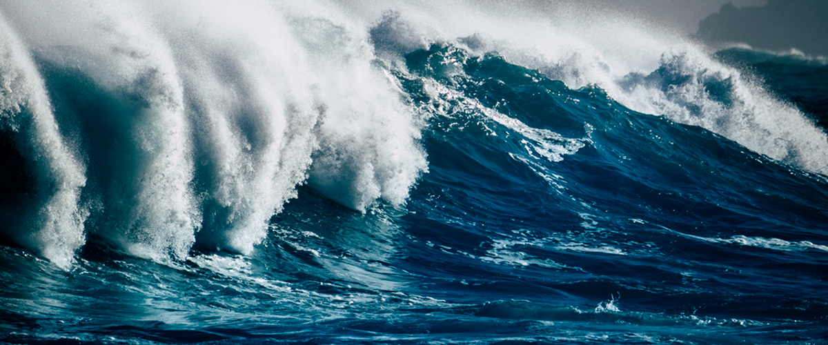 Port japonais avec mer calme après le séisme