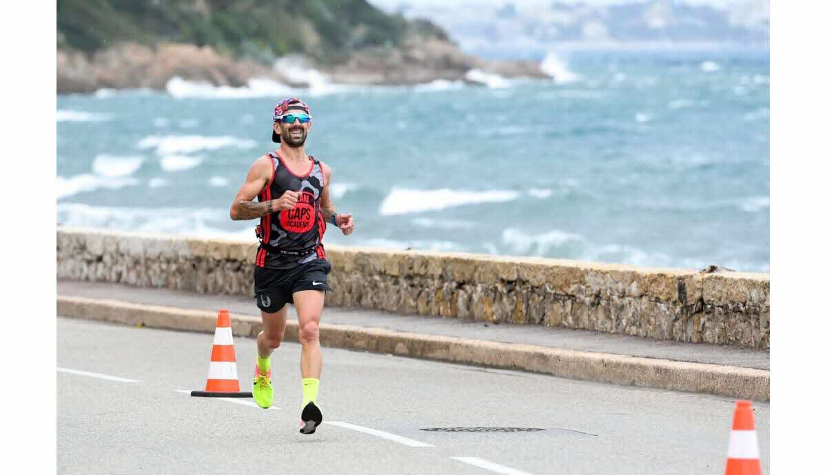 Jeune coureur du Marathon Nice-Cannes près de la ligne d’arrivée