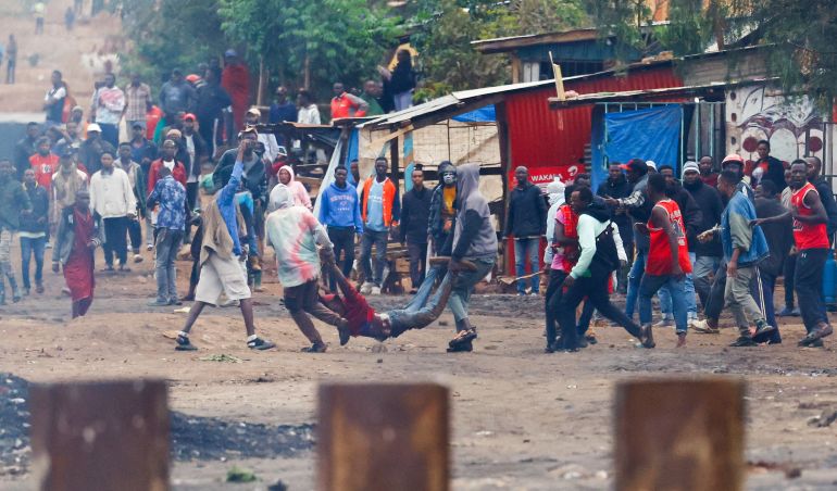 Des manifestants portent le corps d'un homme tué lors d'une manifestation au Kenya, octobre 2025