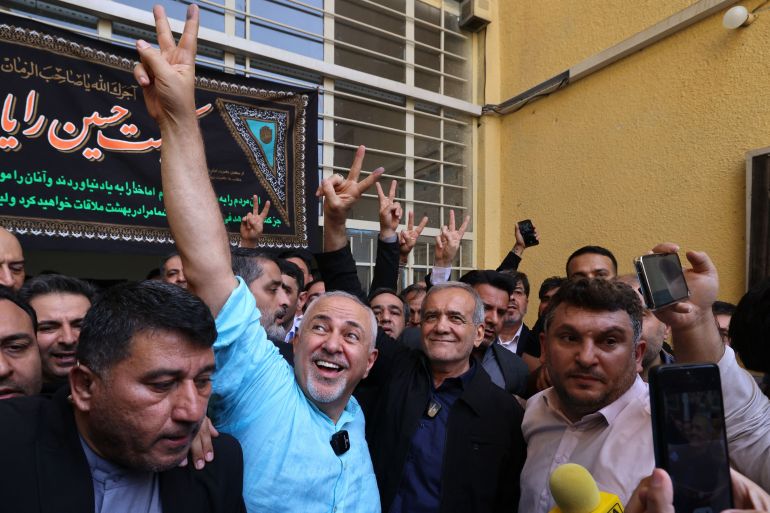 Masoud Pezeshkian et Mohammad Javad Zarif après avoir voté, Téhéran, 5 juillet 2024.