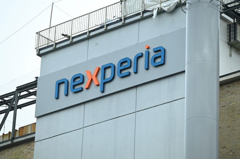 Logo de Nexperia affiché dans l'usine allemande de l'entreprise