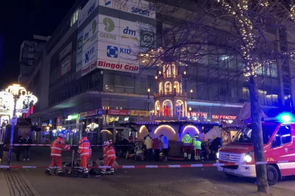 Vue du marché de Noël de Magdebourg et mesures de sécurité