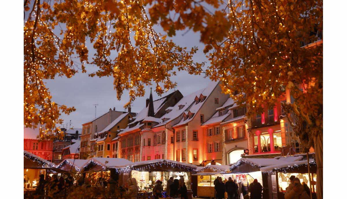 Vue du marché de Noël Traditions rhénanes à Mulhouse