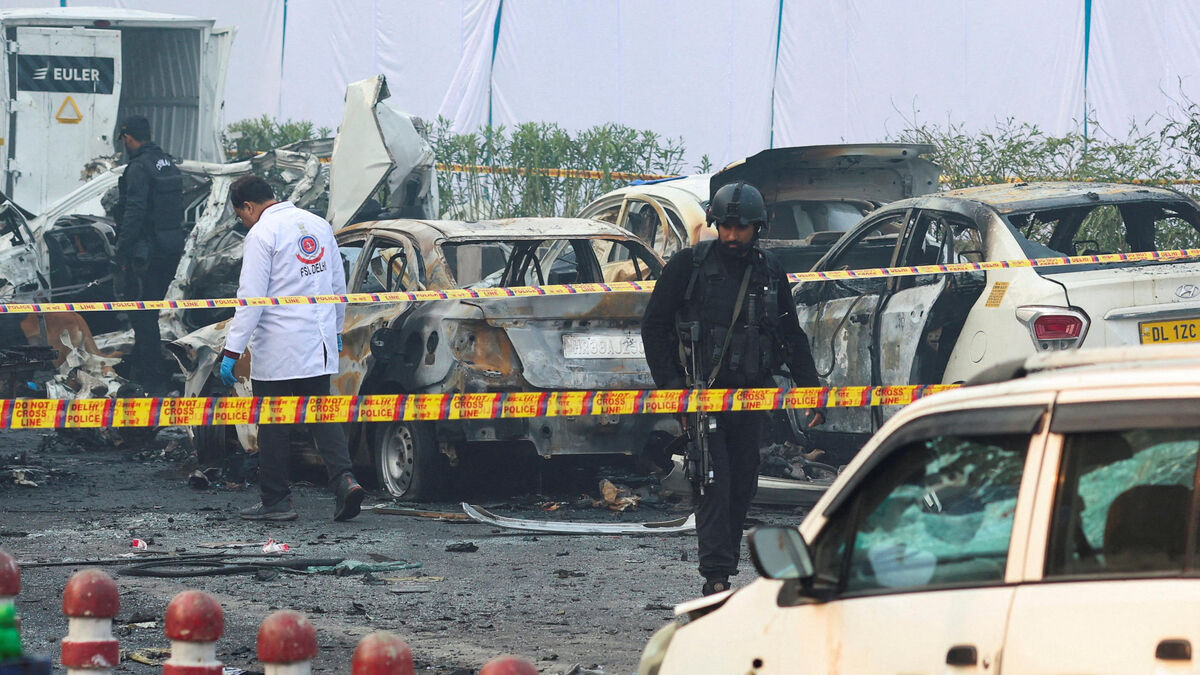 Vue des restes d’un véhicule incendié près d’une station de métro à Delhi (Fort Rouge)