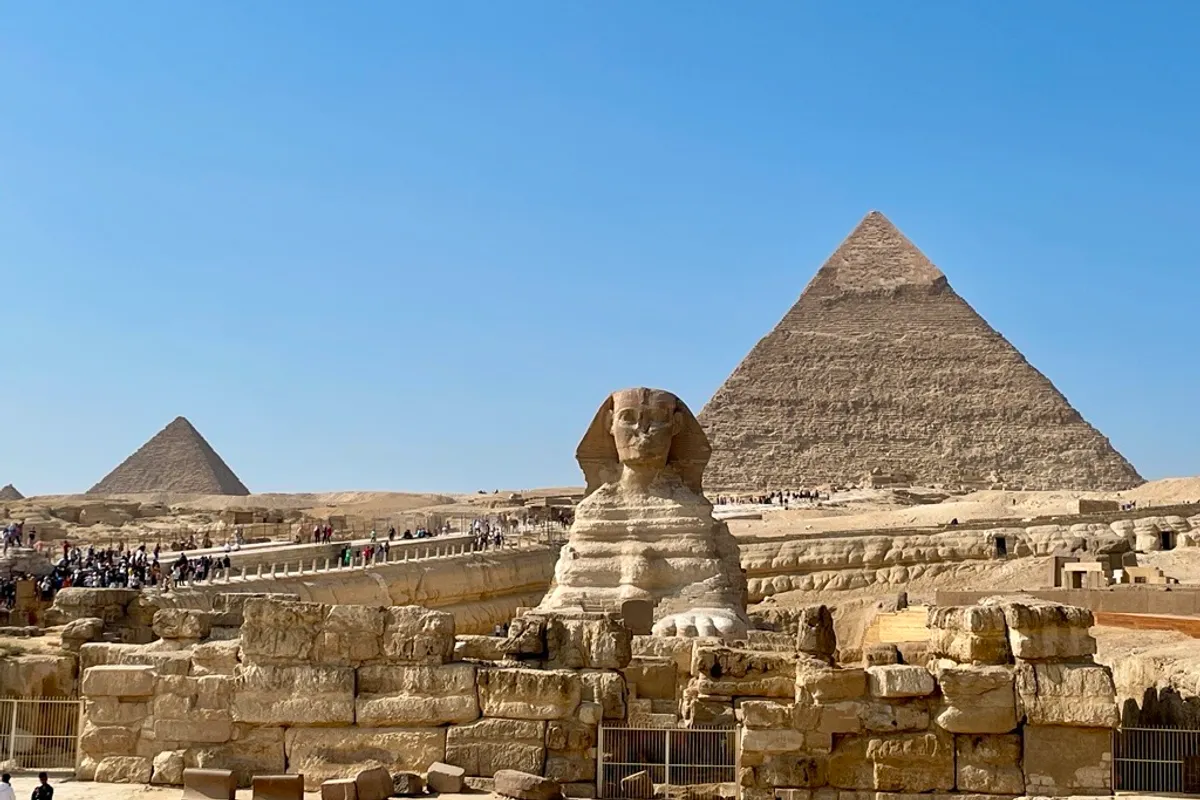 Pyramide de Khéops et touristes sur le site