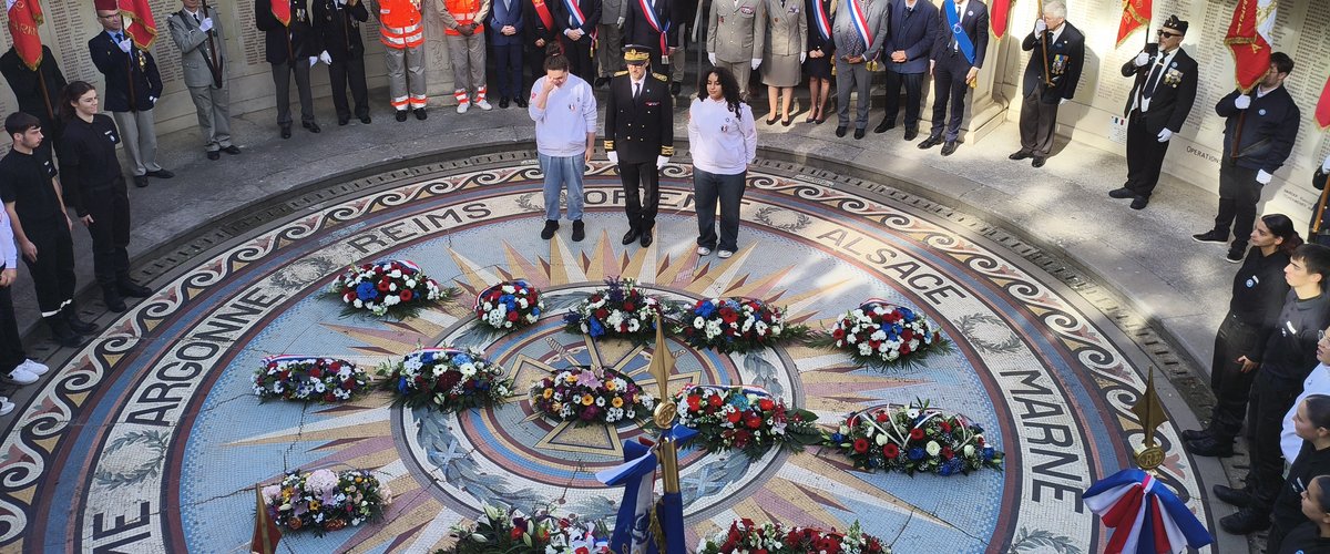 Monument aux morts devant les arènes de Nîmes