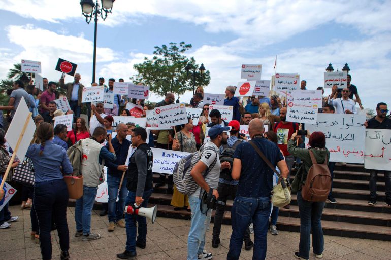 Manifestation de journalistes devant le palais du gouvernement à Tunis