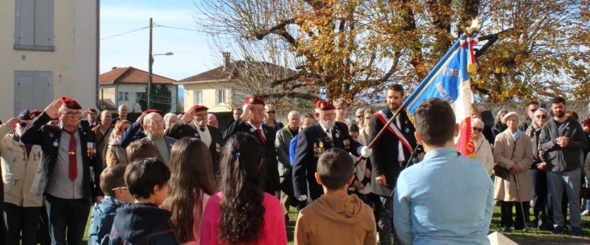 Rassemblement et dépôt de gerbes lors de la cérémonie d’Orleix
