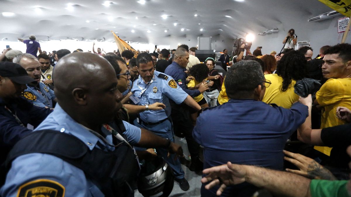 Ambulances et militaires bloquant l'accès à la COP30 à Belém