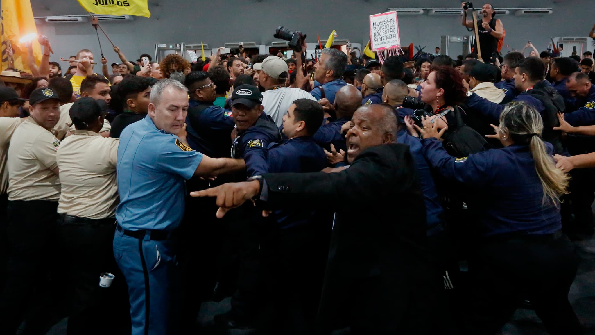 Police et manifestants à l'entrée de la COP30