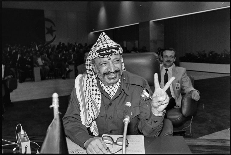 Yasser Arafat signe le V lors du sommet arabe à Alger en 1988 - Reuters