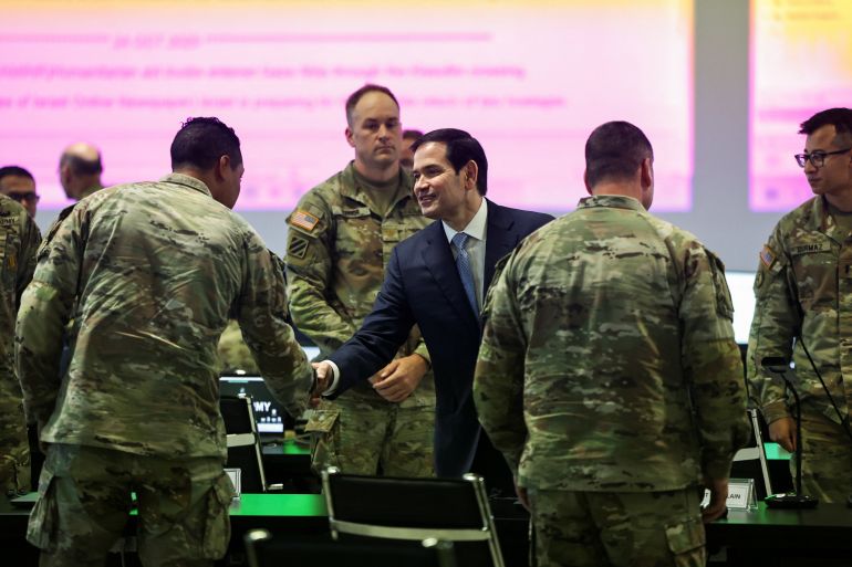 Ministre des affaires étrangères serrant la main de militaires au centre de coordination civilo-militaire à Kiryat Gat