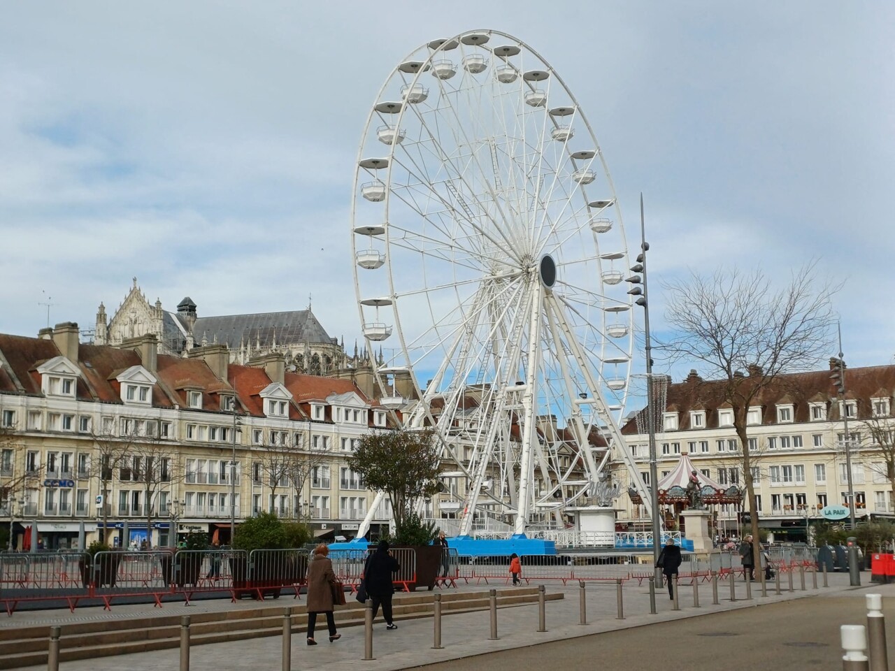 Grande roue de Noël à Beauvais sur la place Jeanne-Hachette