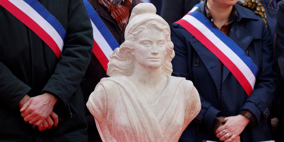 Maires français avec leur écharpe tricolore (illustration)