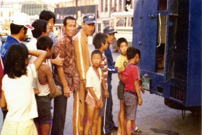Adultes et enfants placés à l'arrière d'un camion envoyé par le Brothers Home à Busan