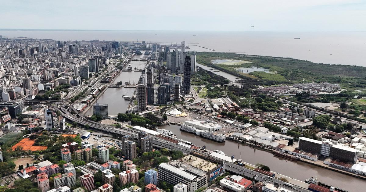 Vue des secours sur place après l’explosion dans le parc industriel d’Ezeiza