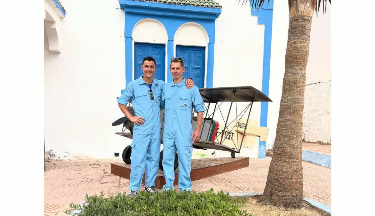 Deux capitaines du 1er RHC envoyant des dons au Sénégal